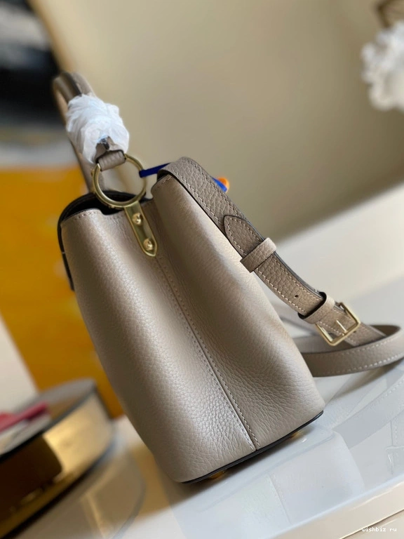 WIS VUITTON LOUIS MM CAPUCINES 1223